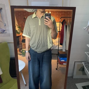 Grön daxon piké  - Skön och bekväm oversized pikétröja. Fläck och felfri👍🏼. Säljes på grund av brist på användning!