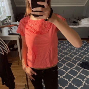 Söt blus från Lindex - Säljer nu denna super somriga topp från Lindex! Den har en superfin korallaktig färg som är super fin på sommaren särskilt när man är lite solbränd, den är använd 1 gång och är därför i väldigt fint skick. Säljer då jag tyvärr inte får användning för den.