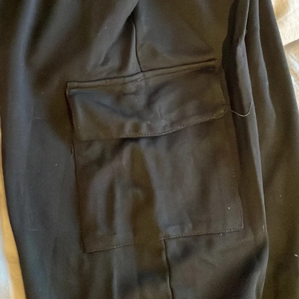Svarta mjukis chinos med fickor på sidorna, använda mindre än 10 gånger, som nya. . Jeans & Byxor.