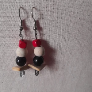 Örhängen - Örhängen som har röd och svart och beige