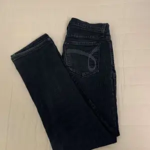 Helt oanvända mörkblåa märkes jeans