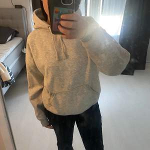 Grå mjuk hoodie i storlek S, bra i storlek inte för lång och inte för kort och rymlig luva. Använt fåtal gånger & säljer pga ingen användning av den. Ordinarie pris 399:- säljer den för 200:- plus frakt