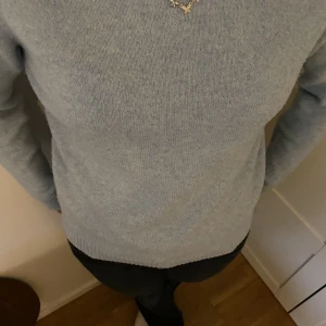 Stickad tröja  - Super söt blå stickad tröja, lite nopprig. 