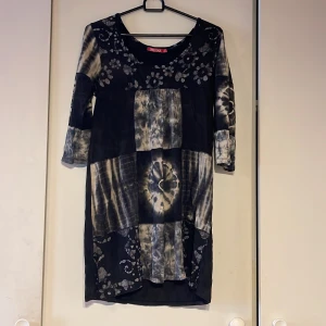 Tunika från indiska  - En fin tunika från indiska, i använt skick.