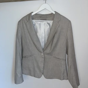 Beige kavaj  - En klassisk beige kavaj, knappt använd. 