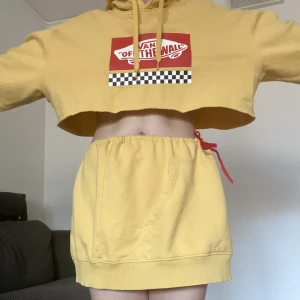 Cropped sweatshirt och kjol  - Upcyclat vans sweatshirt. Cropped sweatshirt + kjol. Oversized. XL top och S-M för kjol. 