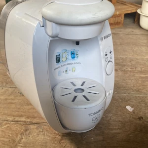 Bosch Tassimo T20Kapselmaskin (vit) - Ganska ny podd multi kaffemaskin från Bosch tassimo, behövs bara byta podd när du ska ha en kopp medans vatten fylls på i en behållare bak. Justerbar höjd på avrinnings behållaren och olika modes på vad du vill ha för kaffe. Vart i förråd så lite dammig ☕️