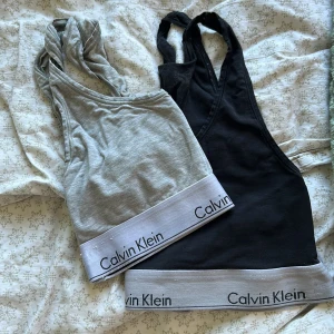 CK-toppar - Calvin Klein bhar. Väl använda men fungerar som de ska och väldigt bekväma ❤️storlek M på den gråa och L på den svarta! 