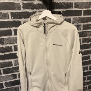 Peak performance zip - Nypris 1700  Inga defekter kan mötas upp 