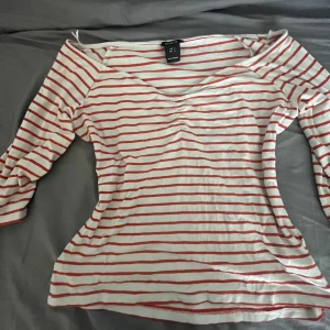 Tight randig tröja - En vit röd randig tröja. Storlek S. Köpt från Lindex. Ska sitta lite thigt. Inga fläckar eller så. Använd fåtal gånger. Köpare står för frakt.