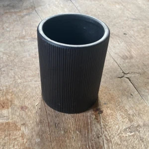 Små fynd - Kruka svart 10kr, Ljushållare 20kr, 6st 30cl Svalka vinglas 50kr