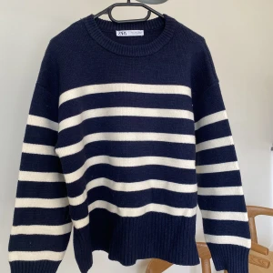 Stickad tröja 🌸 - Jättefin randig stickad tröja från Zara i jättefint skick! 💗💗