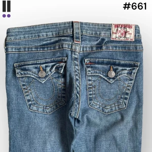 True religion jeans #661 - True Religion jeans i model Joey 💜 Tag 27W 💜Midja (rakt över) 37cm 💜 Innerben 84cm 💜 Ytterben 104cm 💜 Benöppning 24cm 💜  💜Våra mått blir W=29 och L=33 💜 Men jämför alltid måtten med dina bästa jeans💜661