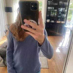 Blå kashmirtröja - Säljer denna jättenajs tröja i 100% Kashmir!! Superfin blå färg och ett hjärta på baksidan❤️‍🔥❤️‍🔥 Hör av dig om du har frågor eller vill köpa💗👏🏼👏🏼