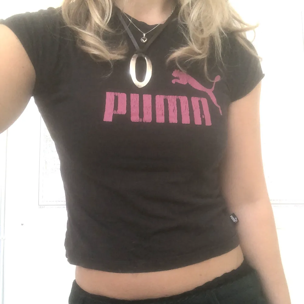 Fett nice baby tee med puma tryck. Den kanske ser svart ut men den är mörkgrå. Det är bara att fråga om du undrar något💗💗. T-shirts.