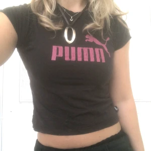 Baby-tee - Fett nice baby tee med puma tryck. Den kanske ser svart ut men den är mörkgrå. Det är bara att fråga om du undrar något💗💗