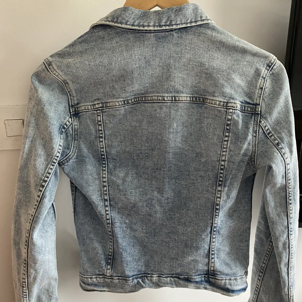 Ljus blå jeans jacka ifrån H&M🩵 Endast provad så i nyskick🩵. Jackor.