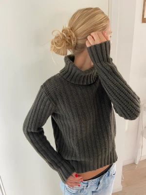 Stickad tröja  - Mysig stickad tröja i bra skick. Tjockt material så håller värmen bra. ❣️❣️