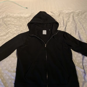 Zip hoodie svart - Zip hoodie i nyskick andvänder 2-3 ggr