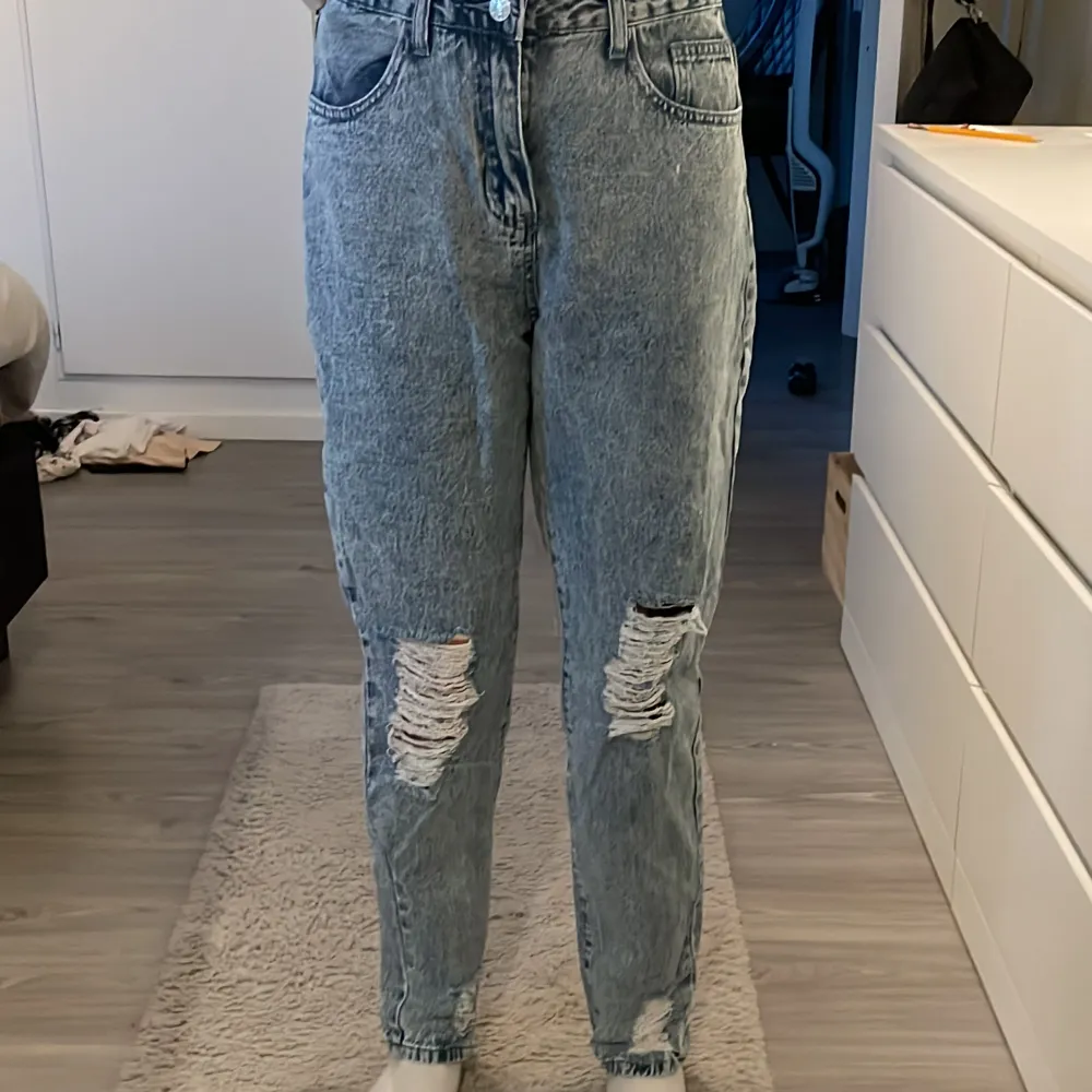 Hålla blåa jeans, från Shein.  Aldrig använda, alltså nyskick. Mjukt jeans material. Jeans & Byxor.