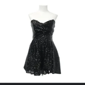 svart klänning  - säljer denna fina korta "fest" klänning som är endast använd två gånger. Säljer då den inte kommer till användning längre. Skriv om ni vill ha bilder på eller han nån fundering💓💓