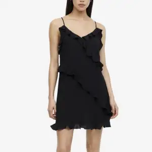 Säljer en helt ny super fin klänning från hm. Klänningen har prislapp kvar och är i storlek M men passar även s✨