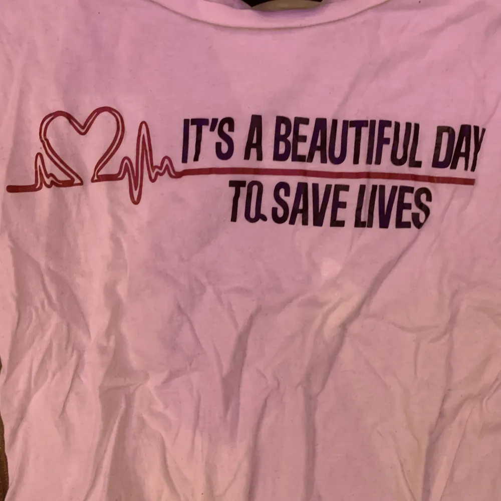 Använder aldrig. Greys anatomy, ”it’s a beautiful day to sve lives”. T-shirts.