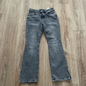 Vero Moda jeans booitcut med slits - Jag säljer ett par jeans som jag knappt använt inga defekter dom passar bara inte längre. Skriv privat för fler frågor.