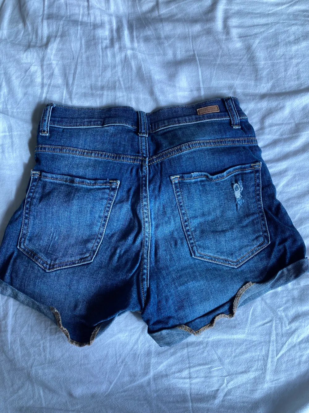Gammla jeansshorts som är i bra skick. Används inte längre. Passar 36-38.. Shorts.