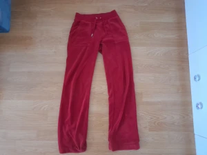Juicy byxor - Juicy couture byxor i röd. Väldigt andvända men i bta skick!!