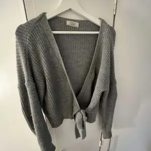 En grå stickad tröja som är knuten framtill, från chiquelle, superfin💞🥳