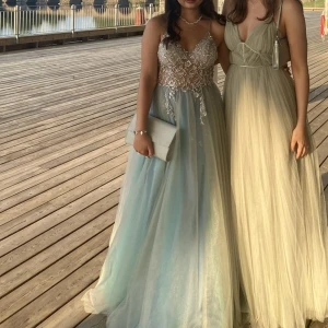 Balklänning  - Säljer min supersnygga prinsessliknande  glittriga balklänning. Den har en slit vid benet och är endast använd 1 gång.  Skickar fler bilder privat vid behov💘 köparen står för frakten💞💝🩷