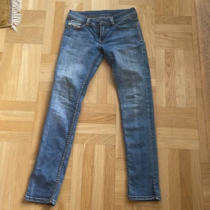 Low waist jeans - Säljer dessa Low waist jeans! Köpte dem själv på Plick men dem va för långa för mig som är 159,