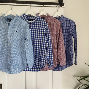 Skjortor från Ralph Lauren  - Säljer 4 skjortor från Polo/Ralph Lauren i mycket fint skick. Köpta från Kidsbrandstore dessvärre inget kvitto kvar! Storlek 14-16  Alla skjortorna: 1000 En: 300