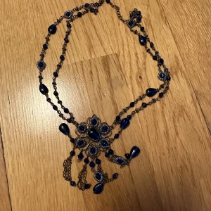 blå pärlhaslaband - i bra skicka och jättesöt