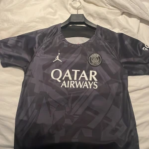 Psg fotbolls tshirt  - Köptes fast var för stor står s men passar 100% M