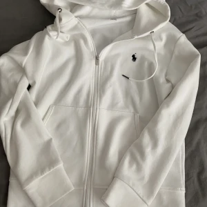 Polo Zip - Jag säljer min polo zip up i vit färg, storleken på den är S. Kontakta för fler frågor!