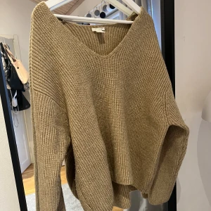 Beige stickad tröja  - Beige stickad tröja från hm, färgen gör sig inte riktigt rättvisa på bilden den är lite mer kall i verkligheten. Storlek M men passar lika bra en S. Nyskick!❤️❤️