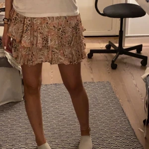 Kjol - Jätte fin kjol från zara i storlek S💕 Den är nyskick då den bara är använd några gånger💕 