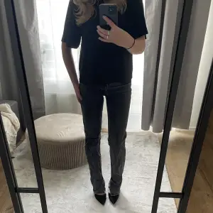 Gråa jeans med slits från zara. Lite slitna nertill då de når marken på mig som är 165 cm lång, men annars i bra skick. Storlek 34. 