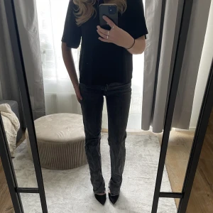 Gråa slitsjeans - Gråa jeans med slits från zara. Lite slitna nertill då de når marken på mig som är 165 cm lång, men annars i bra skick. Storlek 34. 