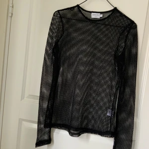 Fishnet tröja NA-KD -  fin fishnet tröja som sitter lite lättare runt överkroppen och slutet vid armarna