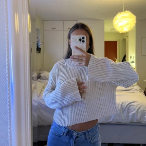 Stickad tröja - Fin stickad tröja, lite croppad, från hon, i bra skick☺️