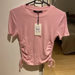 Oanvänd t-shirt - Söt oanvänd t-shirt från BikBok med lappen kvar, tog dock bort den nu för att tvätta. 