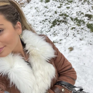 Skinn/ pälsjacka  - Jätte snygg pälsjacka med brunt skinn! Storlek 38 men sitter som en 34/36