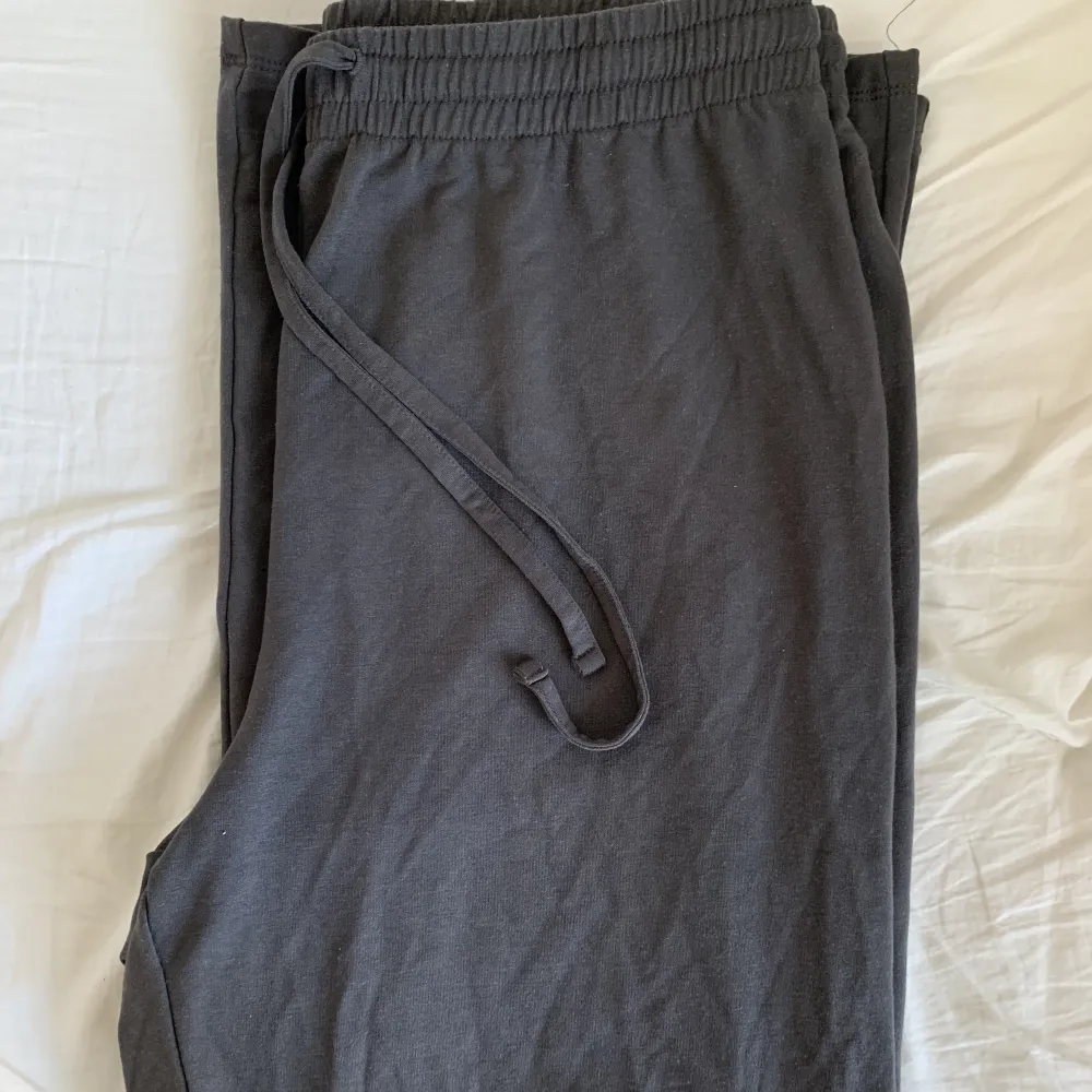 Super sköna gråa pyjamasbyxor från H&M! Köpta på män avdelningen men passar både män och kvinnor. Endast använda 1 gång. (Dom ser blåa ut på första bilderna men färgen är egentligen grå, kolla sista bilden.). Jeans & Byxor.