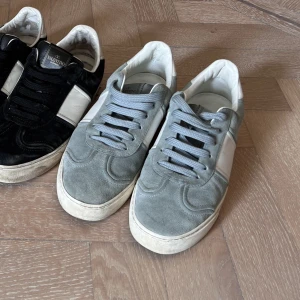 Valentino sneakers - Säljer mina Valentino sneakers i ljusblått. Storlek 38. Väl använda men gott skick. Inte sparat kvitto 💕