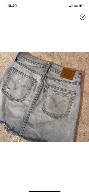 Jeans kjol - Blå jeanskjol från levis i bra skick. Passar mig som har 36-38. Nypris 450💕