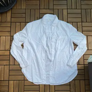 En snygg vit skjorta med en ficka framtill! 