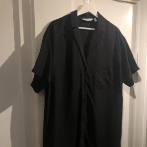 Boxig skjortklänning - Från & Other Stories. Knälång med ficka på bröstet. Använd men i mycket bra skick. Storlek S, Oversize & rak i modellen 